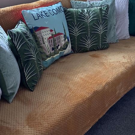 The Greens Apartment Farnworth Extérieur photo
