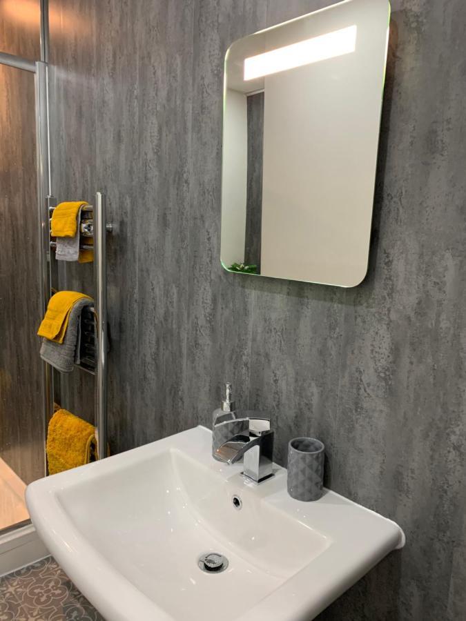The Greens Apartment Farnworth Extérieur photo