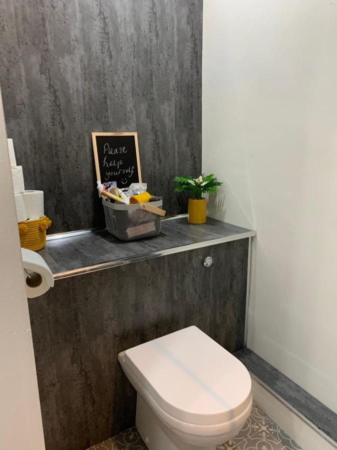 The Greens Apartment Farnworth Extérieur photo