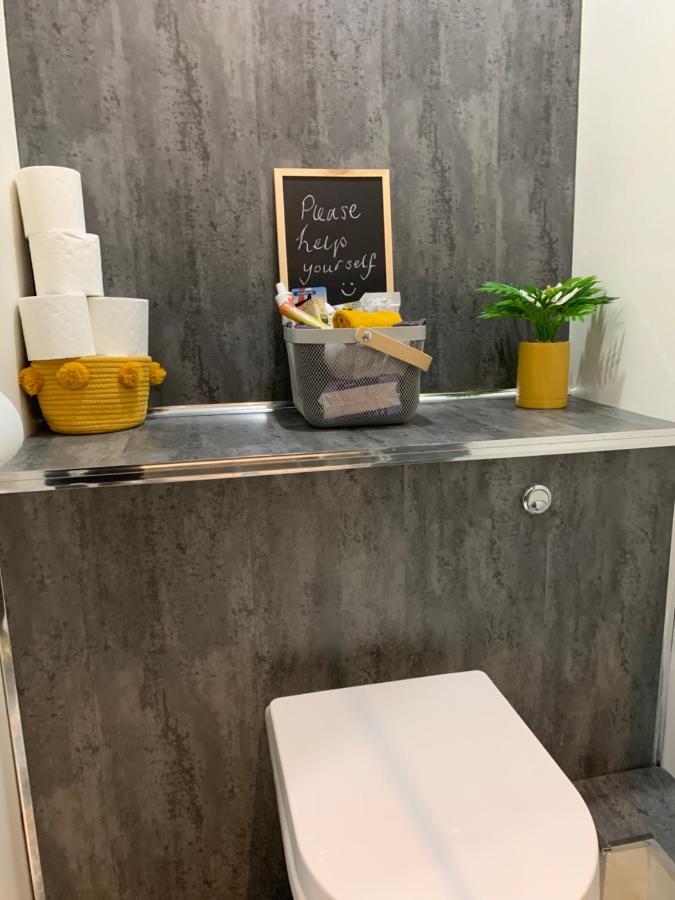 The Greens Apartment Farnworth Extérieur photo