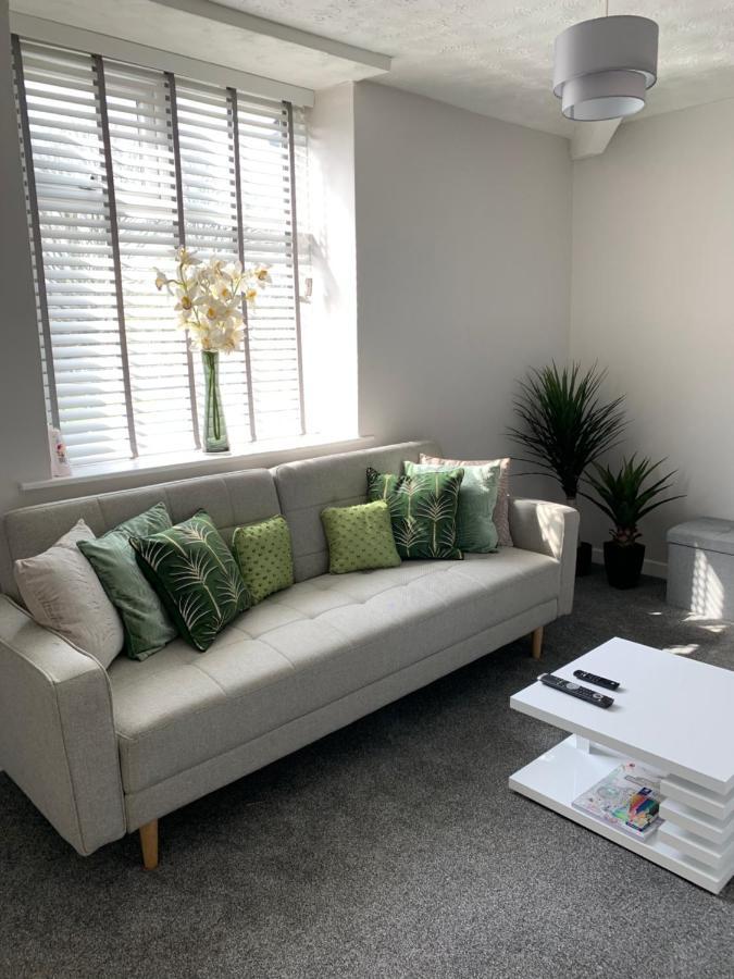 The Greens Apartment Farnworth Extérieur photo