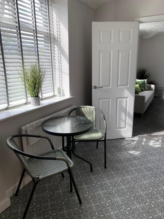 The Greens Apartment Farnworth Extérieur photo