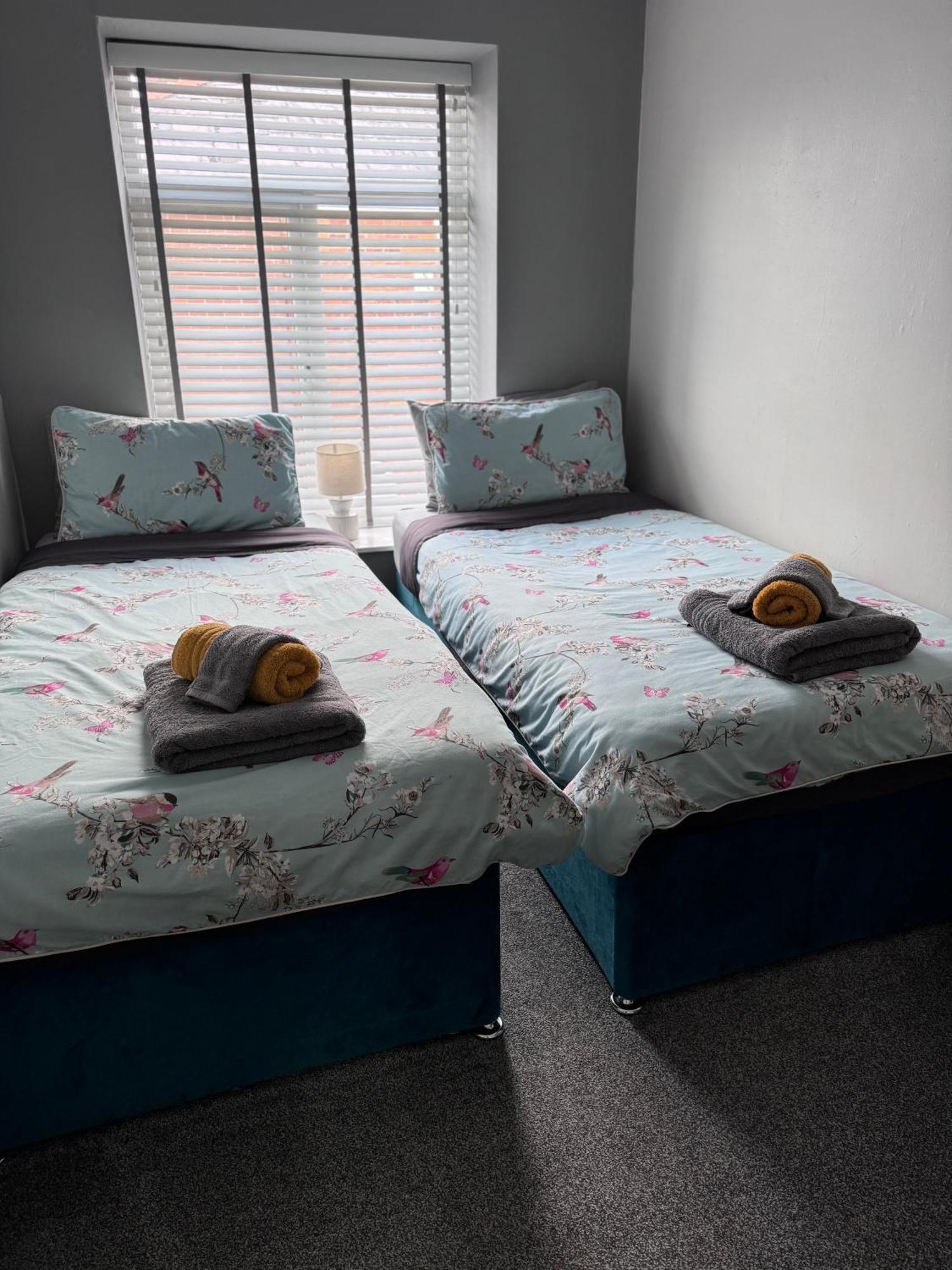The Greens Apartment Farnworth Extérieur photo